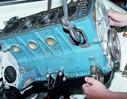 Устанавливаем блок цилиндров на стенд