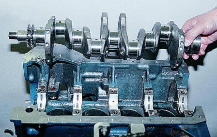 Снимаем коленчатый вал