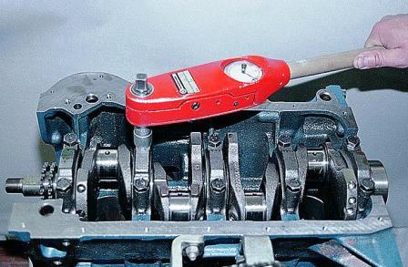 Болты крепления крышек затягиваем динамометрическим ключом 