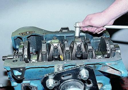 Головкой «на 14» отворачиваем две гайки крепления крышки шатуна