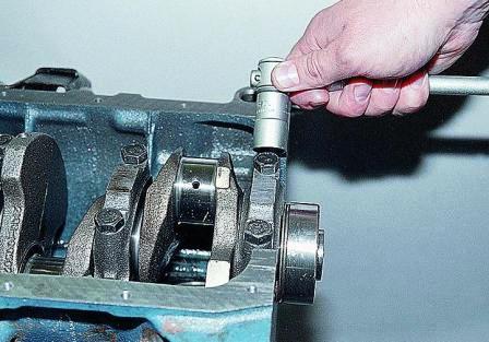 Головкой «на 17» отворачиваем два болта крепления крышки коренного подшипника 