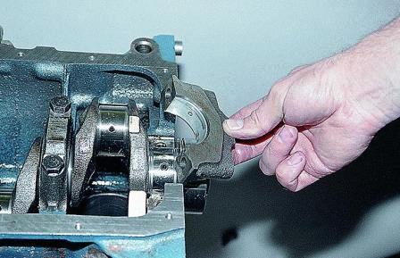 Снимаем крышку коренного подшипника