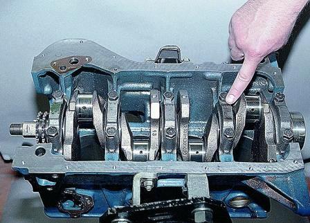 Таким же образом снимаем остальные четыре крышки коренных подшипников