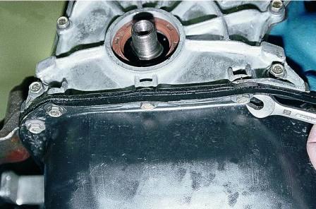 Ключом «на 10» отворачиваем три болта 