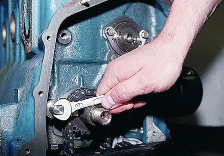 Ключом «на 10» отворачиваем ограничительный палец 