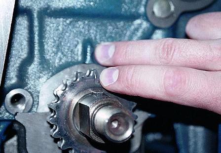 Проверяем одновременное совмещение меток на звездочках коленчатого вала и блоке цилиндров 