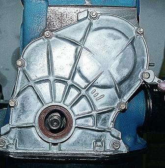 а также шесть болтов и три гайки крепления крышки 