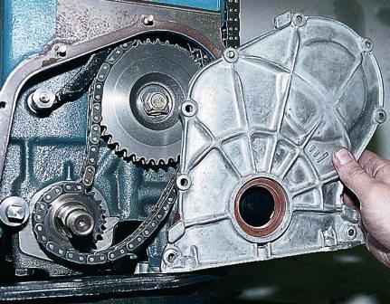 Снимаем крышку с двигателя