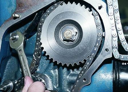 Ключом «на 17» отворачиваем болт крепления башмака 