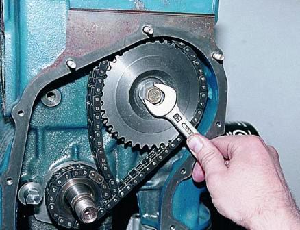 ключом «на 17» отворачиваем болт крепления звездочки 