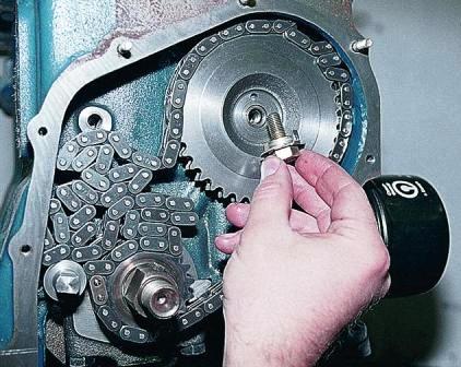 Снимаем болт вместе с шайбами