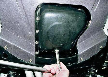 Шестигранным ключом «на 12» отворачиваем сливную пробку 