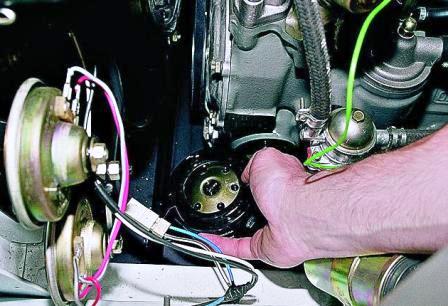 Заливаем в новый масляный фильтр свежее масло и наносим его на резиновое уплотнительное кольцо фильтра