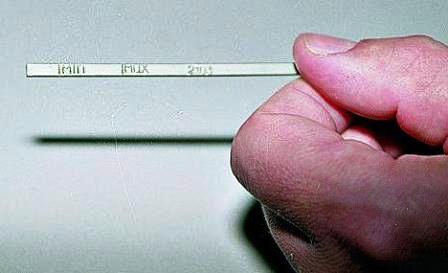 должен находиться между отметками «MIN» и «MAX» на щупе