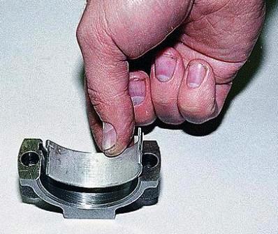 и крышках шатунов установлены сталеалюминиевые вкладыши