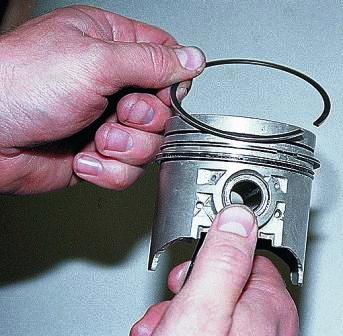 Зажимаем шатун в тиски и, разжимая, снимаем верхнее