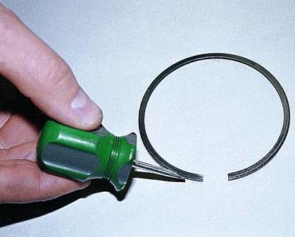 Надписи на кольце может и не быть, но нижнее компрессионное кольцо всегда устанавливается фаской вниз