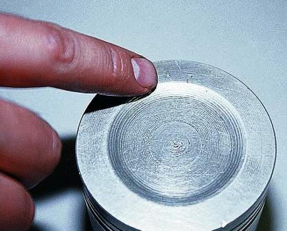 Подбираем новый поршень. Класс поршня обозначается буквой, а категория пальца – цифрой