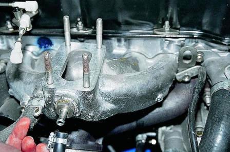 Ослабляем хомут крепления и снимаем шланг отвода охлаждающей жидкости 