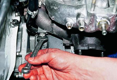 Ключом «на 13» отворачиваем вторую верхнюю гайку крепления