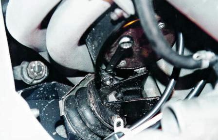 ключом «на 10» – болт нижнего крепления теплозащитного экрана стартера 