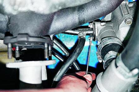 Ключом «на 10» отворачиваем две гайки крепления трубы к насосу 