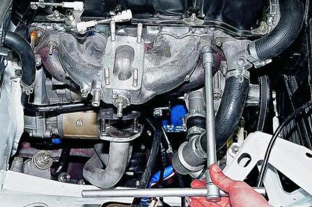 Головкой «на 13» отворачиваем семь гаек крепления коллектора