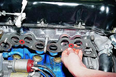 Снимаем со шпилек две прокладки