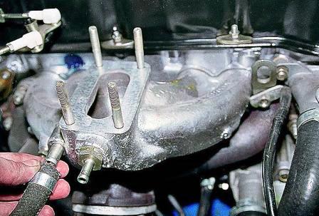 снимаем шланг вакуумного усилителя тормозов