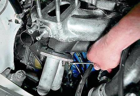 Ключом «на 13» отворачиваем четыре омедненные гайки крепления приемной трубы 