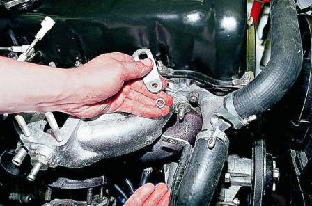 снимаем со шпильки «минусовой» провод и рым