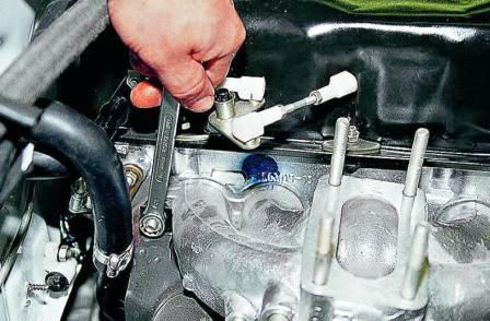 отворачиваем верхнюю гайки крепления воздухозаборника