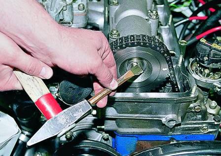 Отгибаем край стопорной шайбы болта крепления звездочки 