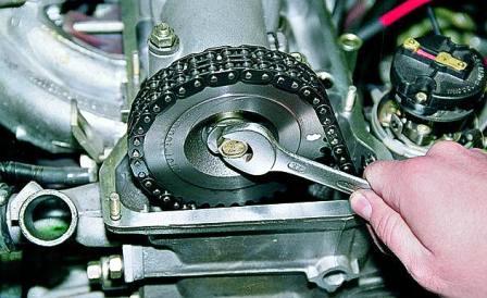 Включаем передачу и ключом «на 17» отворачиваем болт звездочки