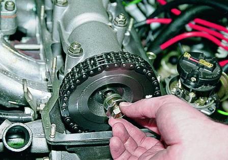 Снимаем болт вместе с шайбами