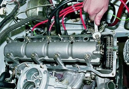 Ключом «на 13» отворачиваем девять гаек крепления корпуса подшипников 