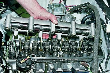 Снимаем корпус в сборе с распределительным валом со шпилек