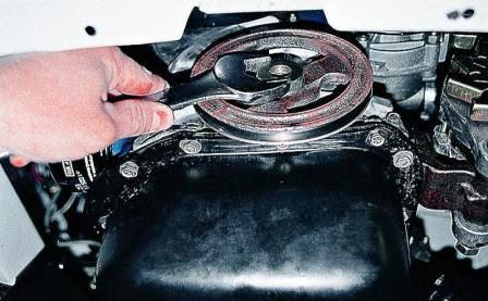  ключом «на 38» отворачиваем гайку крепления шкива коленчатого вала.