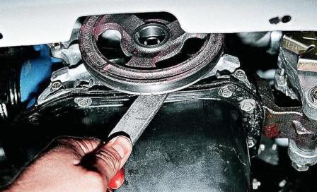 Монтажной лопаткой отжимаем шкив коленчатого вала 