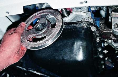 Снимаем шкив коленчатого вала