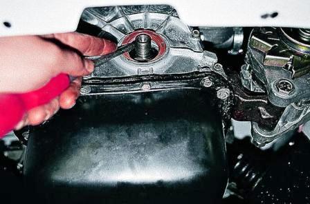 Поддеваем отверткой переднюю манжету коленчатого вала