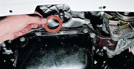 Извлекаем сальник из крышки