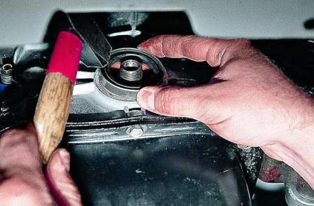 Запрессовываем новый сальник