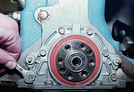 шесть болтов крепления держателя манжеты к блоку 