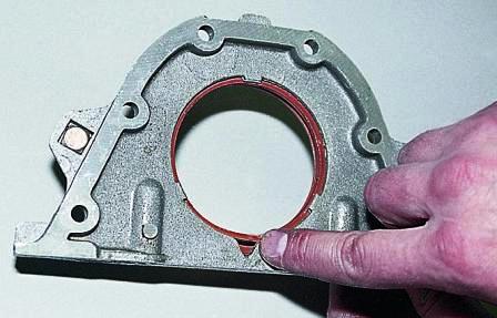 Отверткой через вырез в держателе выбиваем манжету. На ее место запрессовываем новую