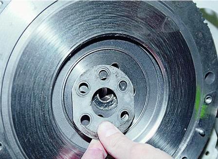 Снимаем шайбу с маховика