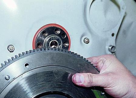 Снимаем маховик с коленчатого вала