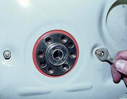 Ключом «на 10» отворачиваем две гайки крепления щитка картера сцепления