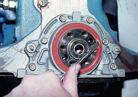 Отверткой поддеваем манжету