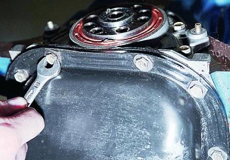 ключом «на 10» отворачиваем два болта крепления поддона картера к держателю манжеты